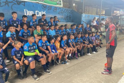 Carlos Ante el entrenador que hace orar y después del entrenamiento.