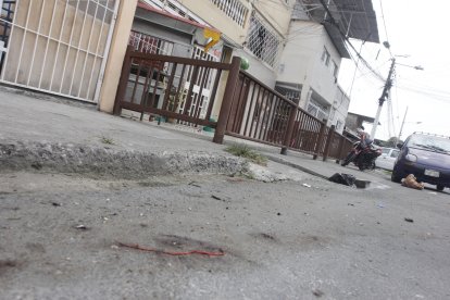 Los rastros de sangre que quedaron en el lugar del hecho.