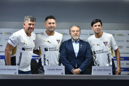 Los exjugadores Carlos Espínola (i), Claudio Bieler y Enrique Vera (d) junto a Isaac Álvarez, presidente de Liga de Quito.