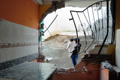 Parte de los daños en el inmueble por el impacto de los dos automotores.