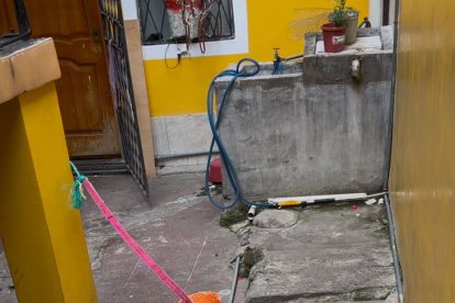 El perrito estaba encadenado.

AG-PERIODISTAS
AG-GRANASA