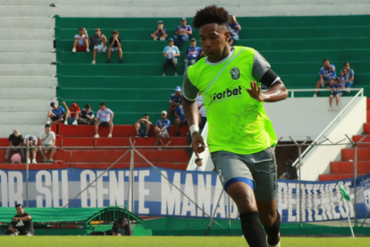 Daniel Valencia, del Manta, autor del gol de penal contra Emelec en amistoso.