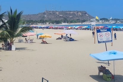 La mañana de este domingo, la playa de Chipipe estuvo con notable concurrencia de turistas.