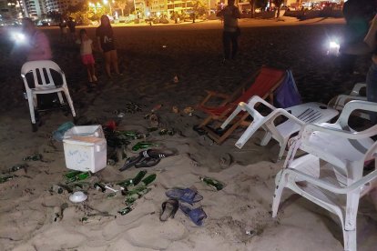 Las sillas, hieleras, zapatillas y botellas vacías de cervezas quedaron en la arena.