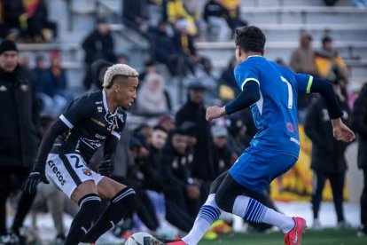 Byron Castillo (i), lateral izquierdo del Barcelona, va a disputar un balón durante la fría tarde en la ciudad de Paterson.