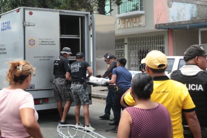 El cadáver fue retirado por agentes del GOE y colocado en una canastilla.