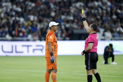 Byron Moreno (d) dirigió el juego de glorias albas y también el amistoso ante Alianza Lima.