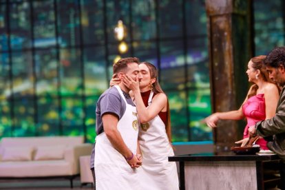 La química entre los participantes se siente en el set de grabación.