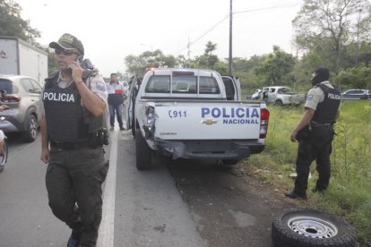 El carro de la ATM terminó chocado por la camioneta.