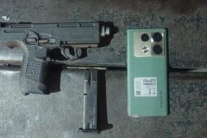 Un arma y un celular fueron retenidos como evidencias.