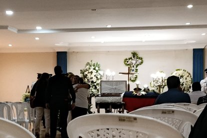 La familia del teniente coronel fallecido no paraba de llorar en la velación.