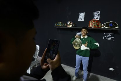 Los fanáticos aprovechaban para tomarse fotos con los títulos de exhibición.