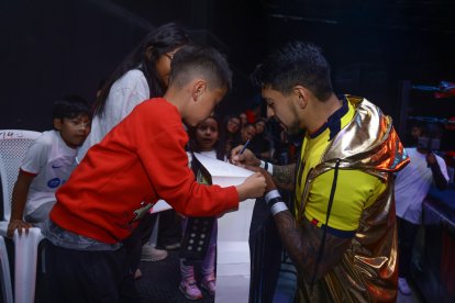 Hubo un par de niños que se llevaron los autógrafos de la mayoría de luchadores.