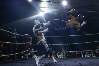 Patadas voladoras, acrobacias y llaves fueron parte de los movimientos de los luchadores.