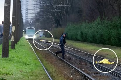 Los restos terminaron junto a las vías por donde pasan los tranvías.