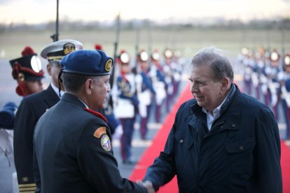 Edmundo González en su arribo a Ecuador.