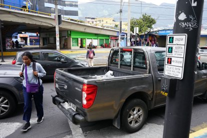Pese a que hay botones para el cambio de luz en el semáforo, no sirven.