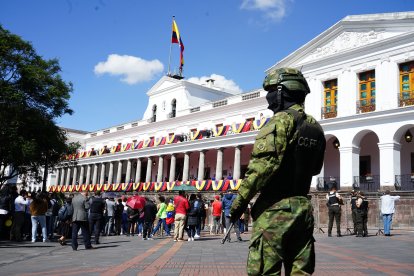 Ciudadanos venezolanos lo recibieron en el Palacio de Carondelet.