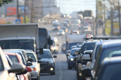 El Pico y Placa en Quito busca reducir la congestión vehicular y la contaminación ambiental en horas pico, limitando la circulación de ciertos vehículos según el último dígito de su placa.