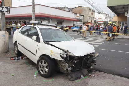 El carro blanco también quedó severamente averiado.