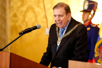 Edmundo González durante su visita a Ecuador.