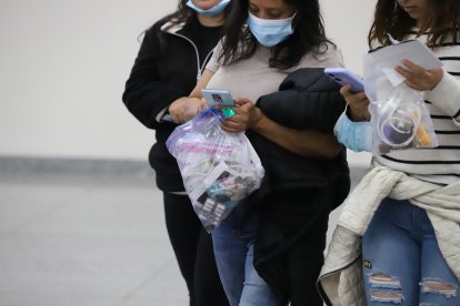 Hombres, mujeres y niños eran parte del grupo de migrantes que llegaron a Guayaquil.