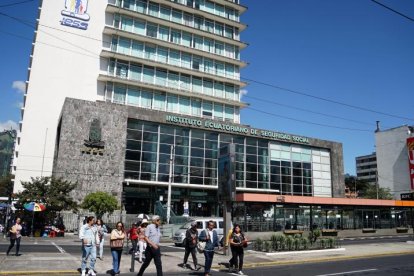 El reglamento del IESS no permite que una persona se jubile tan temprano.