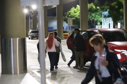 Grupos con niños esperaron taxis para trasladarse hasta sus hogares.