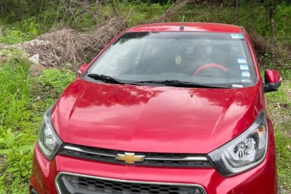 Un carro consta entre las evidencias.