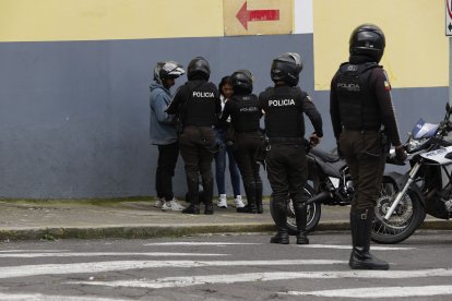 Cerca del establecimiento se han realizado operativos policiales.