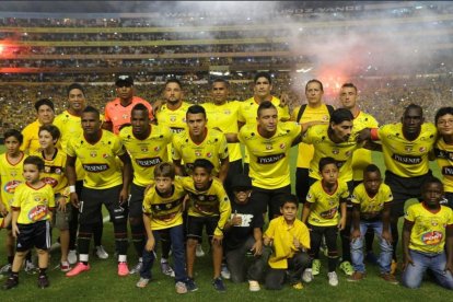 Ronaldinho siendo parte de Barcelona 2016.