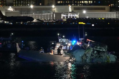 Equipos de emergencia de Washington, D.C. respondieron al choque de un vuelo de American Airlines.