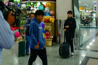 Varias personas se reencontraron con sus familiares en el aeropuerto.