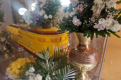 Quería que su ataúd sea del color de su equipo.