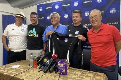 Cristian Nasuti (CD) recibió la camiseta de Emelec por parte del presidente César Avilés