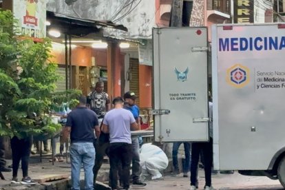 Los agentes investigadores recolectaron indicios de dos tipos de armas que estaban cerca de los cuerpos.