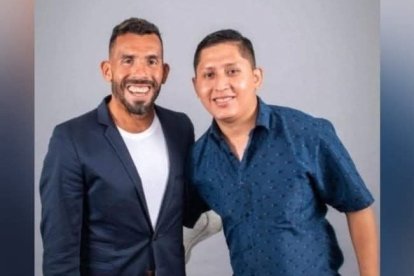 Chango hizo reír a su ídolo, el exfutbolista Carlos Tévez cuando lo conoció en la Noche Amarilla 2022.