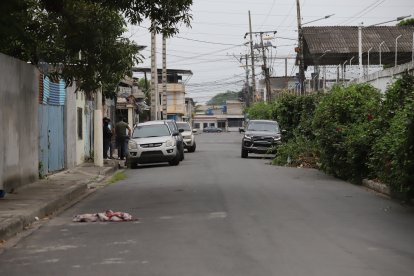 Una sábana manchada de sangre quedó en el lugar del crimen.
