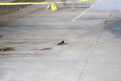 Uno de los baledos al correr, dejó abandonadas sus zapatillas. Cerca hay manchas de sangre.