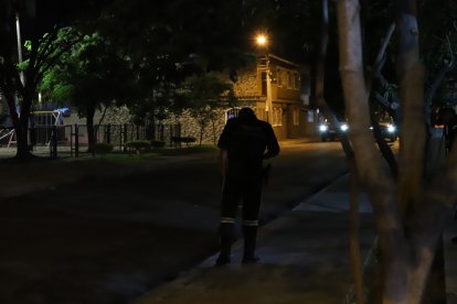 Agentes de Criminalística buscaban indicios balísticos alrededor del parque.