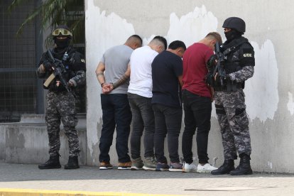 Alias Fede (de camiseta gris) fue capturado junto a tres individuos más.