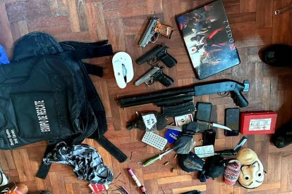 Las armas y las municiones se encontraron en la oficina del encargado del sitio.