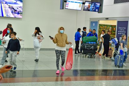 Melissa Barzola (marrón) en su llegada al aeropuerto de Guayaquil.