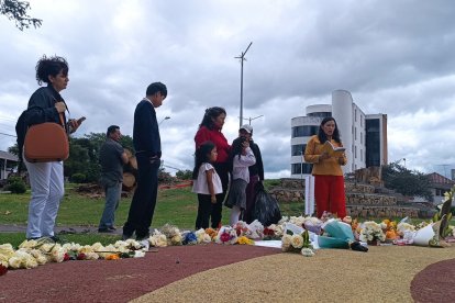 Una variedad de flores colocaron en la zona del parque donde los niños sufrieron el accidente.