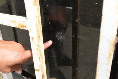 La vivienda quedó con daños por los disparos.
