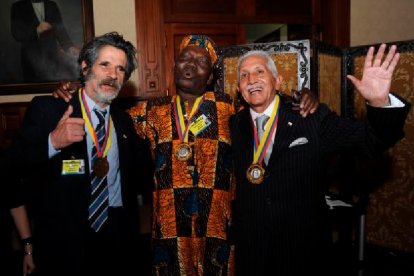 Luigi (i) recibiendo el Premio Eugenio Espejo, un reconocimiento que para él “no” se lo merecía.