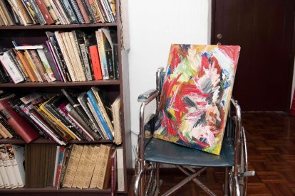 Sus pinceles y pinturas son su única compañía cada día. Con ellos plasma sus ideas en los lienzos.