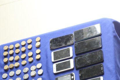 Armas, celulares y dosis de droga, entre las evidencias.