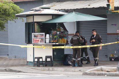 El hombre cayó muerto junto a un kiosko comercial.