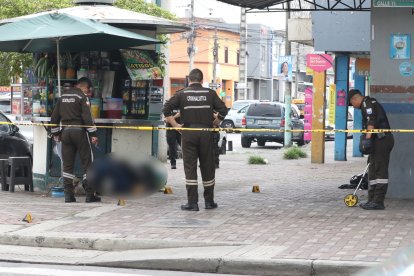 El ciudadano quedó junto a un quiosco comercial.